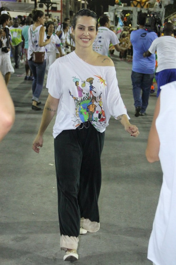 Cleo Pires desfila para escola mirim da Grande Rio (Foto: Rodrigo dos Anjos / AgNews)