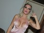 Dani Vieira usa decote ousado em festa de Marrone no Rio