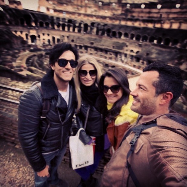 Malvino Salvador com a namorada, Kyra Gracie, e amigos no Coliseu, em Roma, na Itália (Foto: Instagram/ Reprodução)