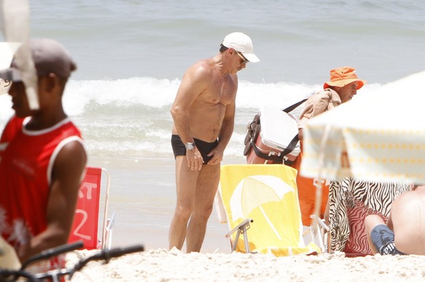 Oscar Magrini na praia de Ipanema (Foto: Gil Rodrigues / Foto Rio News)