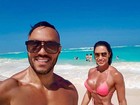 Gracyanne Barbosa aproveita praia com Belo e se declara: 'Me faz feliz'