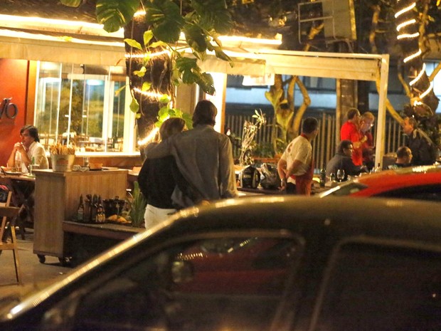 Vladimir Brichta e Adriana Esteves em restaurante na Zona Oeste do Rio (Foto: Ag. News)