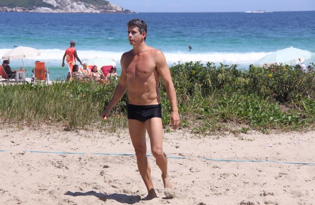 Márcio Garcia na praia (Foto: Gabriel Rangel / AgNews)