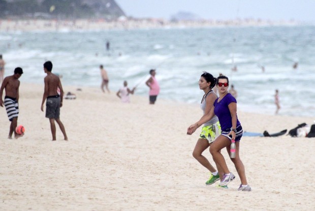 Fernanda Souza caminhando na praia com amiga (Foto: Wallace Barbosa/AgNews)