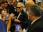 Jessie J é cercada por fãs em aeroporto do Rio