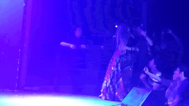 Rosanah caindo depois de choque em show (Foto: Reprodução / Youtube)