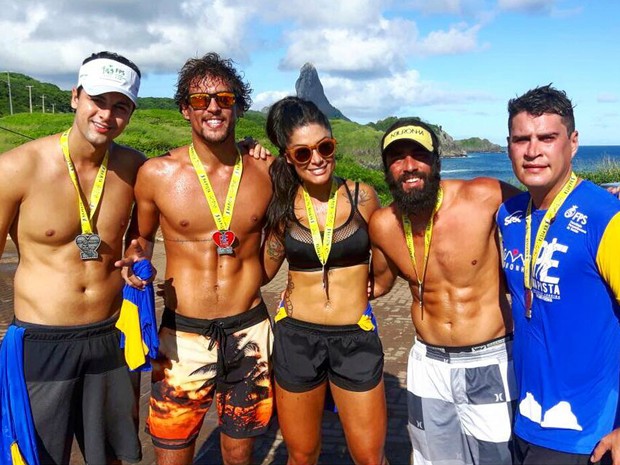 Felipe Roque, Aline Riscado e grupo de amigos após corrida em Fernando de Noronha (Foto: Reprodução / Instagram)