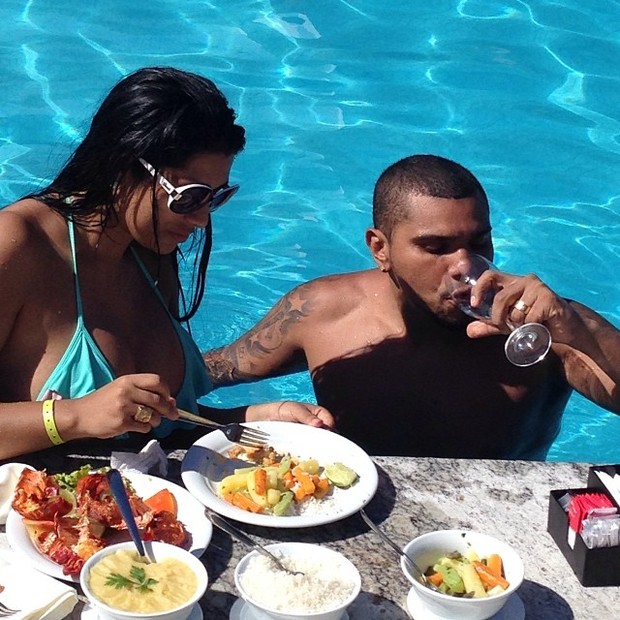 Naldo e Mulher Moranguinho comem na piscina (Foto: Reprodução/ Instagram)