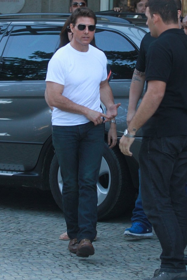 Tom Cruise deixa hotel em Copacabana, RJ (Foto: Marcos Ferreira e Clayton Militão / Foto rio news)