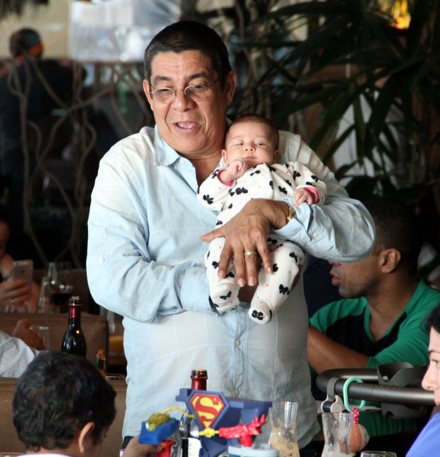 Zeca Pagodinho com a neta (Foto: Marcus Pavão/Agnews)