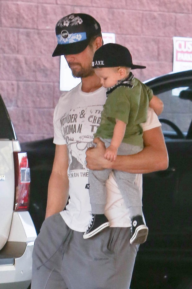 Josh Duhamel e o filho, Axl, em Los Angeles, nos Estados Unidos (Foto: AKM-GSI/ Agência)