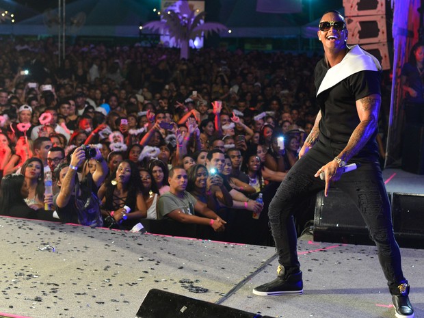 Léo Santana em show em Salvador, na Bahia (Foto: André Muzell/ Brazil News)