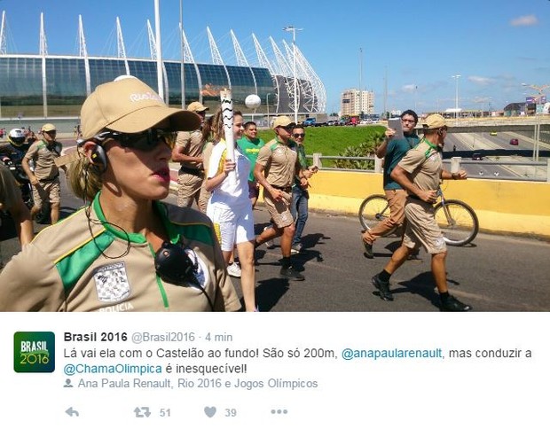 Ana Paula conduz tocha olímpica  (Foto: Reprodução / Twitter)