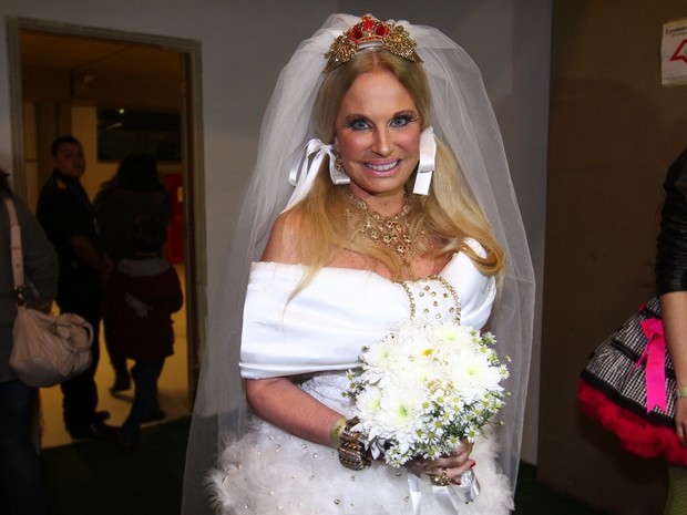 Brunete Fraccaroli vestida de noiva em festa junina em São Paulo (Foto: Leo Franco/ Ag. News)