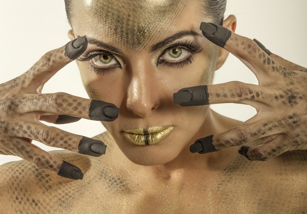 Carla Prata se transforma em Medusa (Foto: Warley Venancio / Cropbox)