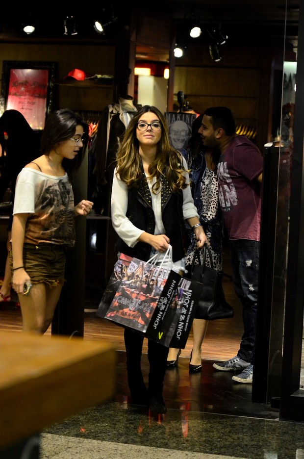 Giovanna Lancellotti em shopping do Rio (Foto: Henrique Oliveira / AgNews)