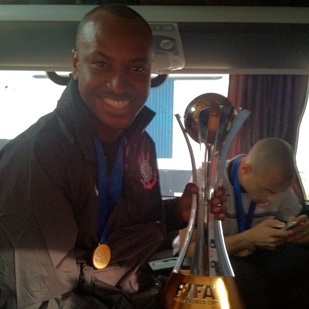 Thiaguinho no ônibus do time e com medalha do Chicão no peito (Foto: Reprodução/Instagram)