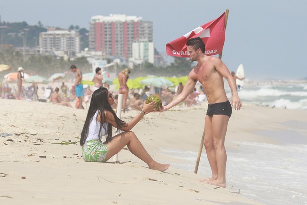 Talita e Rafael Licks em praia no Rio (Foto: Dilson Silva / AgNews)