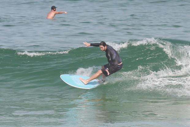 Vladimir Brichta surfa na praia da Barra (Foto: Dilson Silva / Agnews)