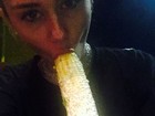 Miley Cyrus divulga foto polêmica com milho