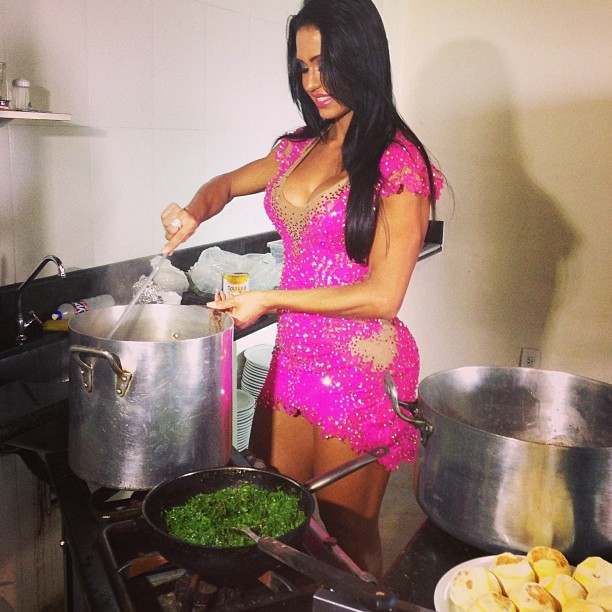 Gracyanne Barbosa cozinhando (Foto: Instagram/Reprodução)