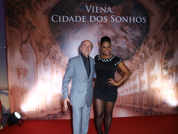 Hans Donner e Adriana Bombom em festa no Centro do Rio (Foto: Marcello Sá Barretto e Alex Palarea/ Ag. News)