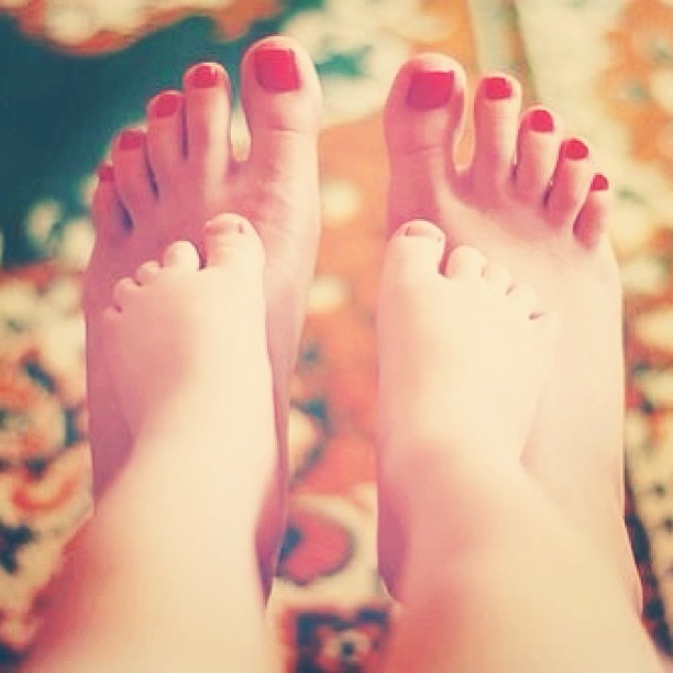 No Dia das Mães, Grazi mostra os pés e os de sua filha, Sofia (Foto: Reprodução/Instagram)