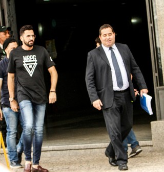 Latino e seu advogado, Márcio Amaral (Foto: AgNews)