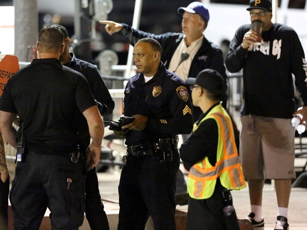  Policiais e seguranças em show de Kanye West em Los Angeles, nos Estados Unidos (Foto: AKM-GSI/ Agência)