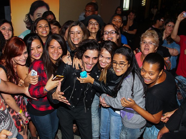 Fiuk com fãs em pré-estreia de filme em São Paulo (Foto: Manuela Scarpa/ Foto Rio News)