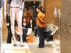 Giovanna Antonelli experimenta roupas em dia de compras