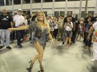 Susana Vieira deixa pernas à mostra e comanda time de famosos na Sapucaí
