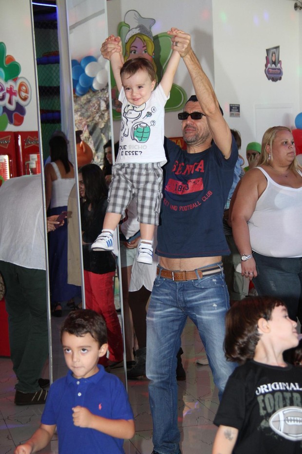 Nicola Siri e o filho na festa de aniversario do filho de Carlos Bonow (Foto: Cleomir Tavares/Divulgação)