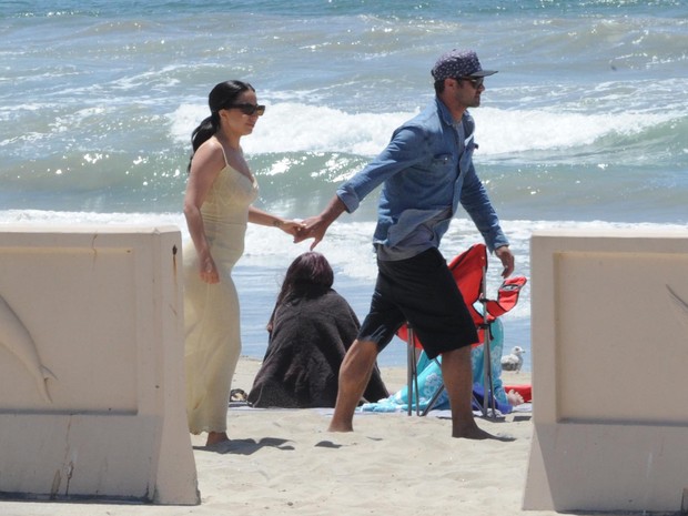 Lady Gaga com o noivo, Taylor Kinney, em praia de Los Angeles, nos Estados Unidos (Foto: Grosby Group/ Agência)