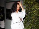 Rihanna usa camisão e botas de cano alto para jantar