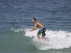 Paulinho Vilhena surfa em dia de sol no Rio
