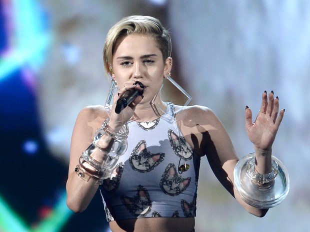 Miley Cyrus canta ‘Wrecking ball’ no American Music Awards em Los Angeles, nos Estados Unidos (Foto: Kevin Winter/ Getty Images/ AFP)