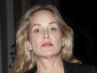 Mesmo maquiada, Sharon Stone exibe ruguinhas ao deixar restaurante