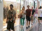 Paulo Rocha vai às compras com a namorada em shopping no Rio 