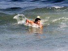 Thiago Martins surfa, joga futebol e tira fotos com fãs em praia do Rio