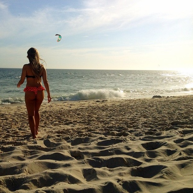 Carla Diaz na praia (Foto: Reprodução/Instagram)