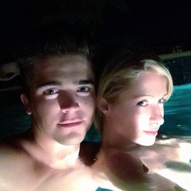 Paris Hilton e o namorado, River Viiper, em piscina (Foto: Instagram/ Reprodução)