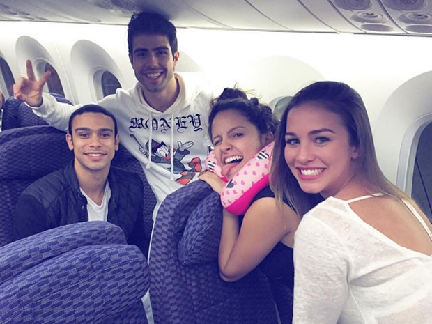 Sergio Malheiros, Juliano Laham, Amanda de Godoi e Laryssa Ayres em avião rumo aos Estados Unidos (Foto: Instagram/ Reprodução)