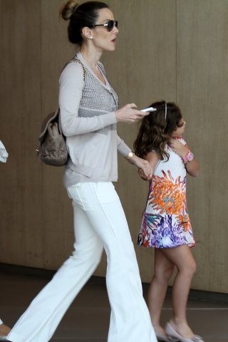 Ana Furtado com a filha em shopping do Rio (Foto: Johnson Parraguez / Foto Rio News)