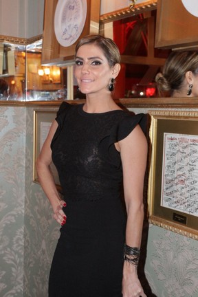 Deborah Secco em restaurante em São Paulo (Foto: Paduardo/ Ag. News)