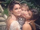 A cara da mãe! Flavia Alessandra posta foto com as filhas
