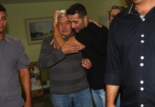 Marcos Oliver abraçado ao pai (Foto: Iwi Onodera / EGO)
