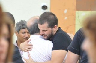 Daniel Gevaerd durante o velório (Foto: Alcides Neto/Campo Grande News)