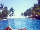 Nicole Scherzinger, de biquíni, sensualiza à beira de piscina