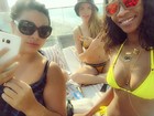 Cara Delevingne curte piscina com amigas de Rihanna após noitada 